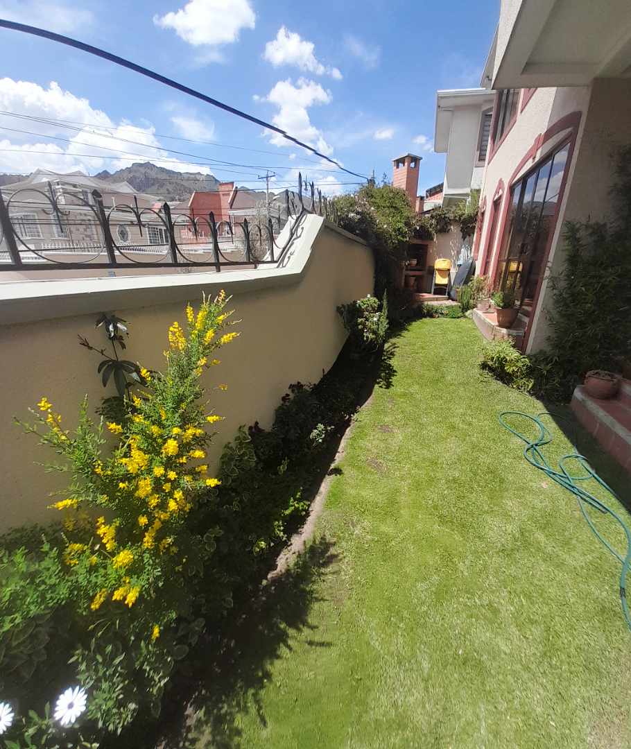 Casa en Achumani en La Paz 4 dormitorios 4 baños 2 parqueos Foto 2
