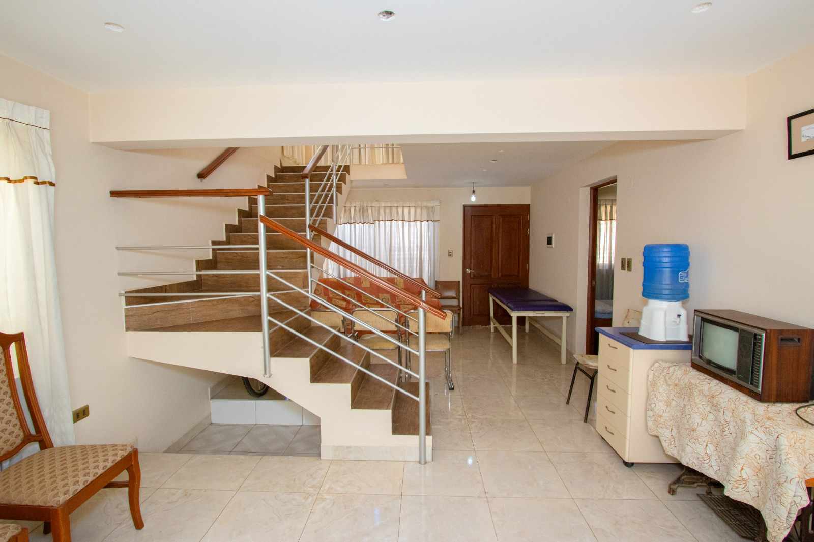 Casa en VentaAv. República - Y Av. 6 de agosto Sur 3 dormitorios 2 baños 2 parqueos Foto 5