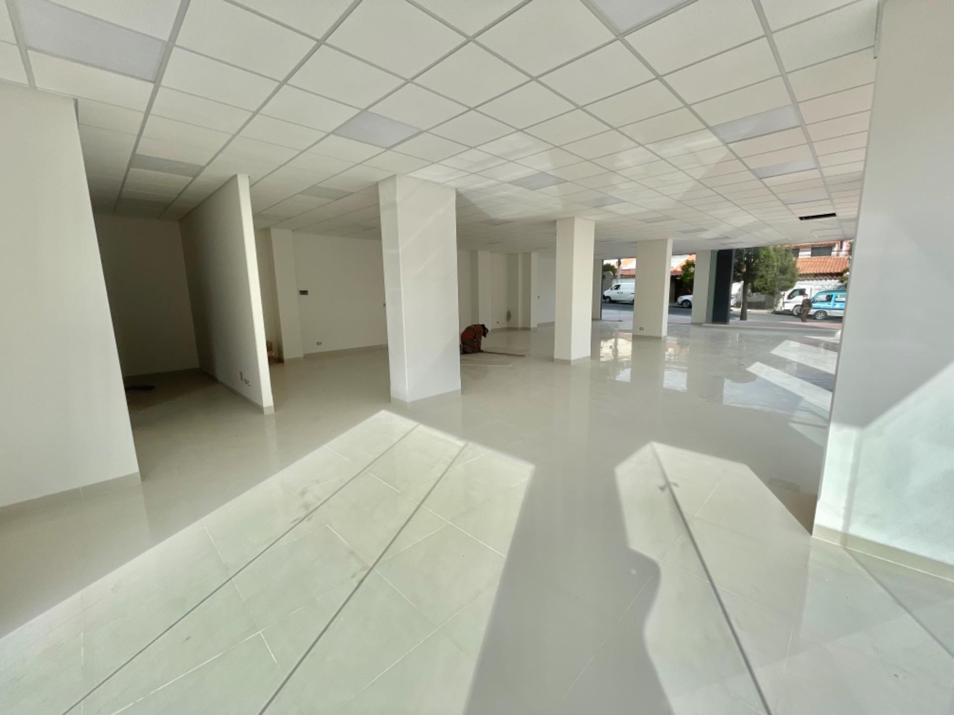 Local comercial Calle 17 de Calacoto Esquina Av. Julio Patiño #8083 Foto 2