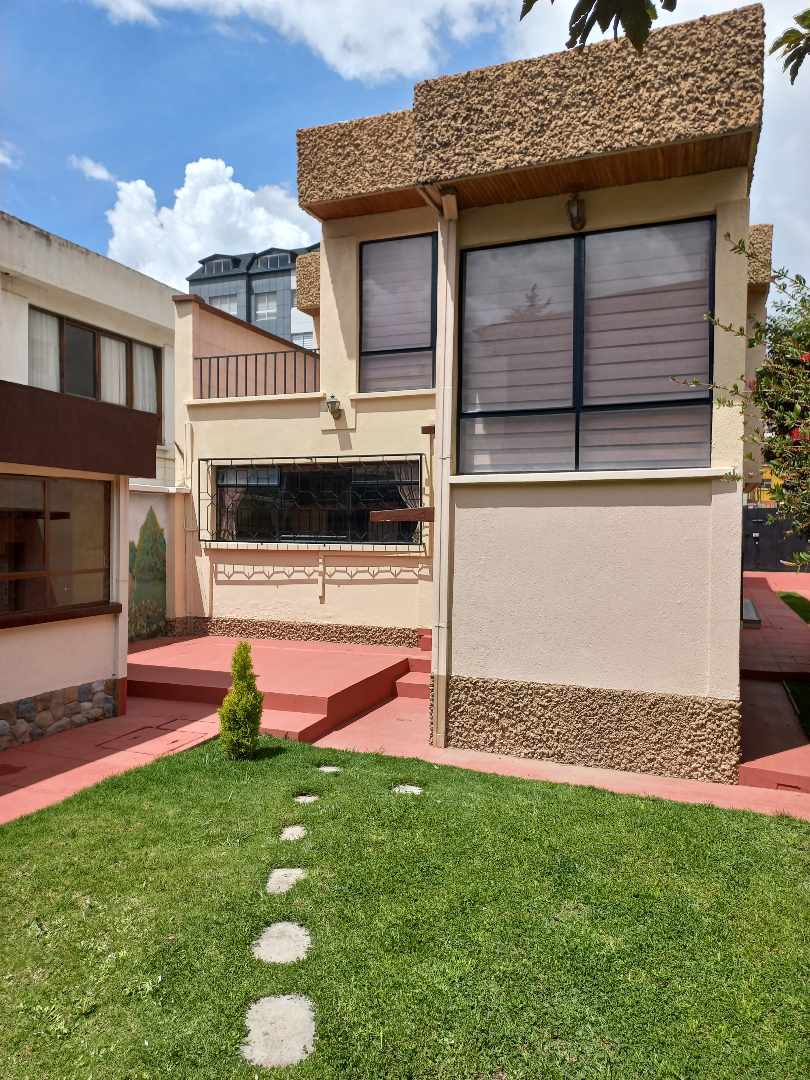 Casa en VentaIrpavi, entre calles 4 y 5, a pasos del Mercado de Irpavi 3 dormitorios 5 baños 3 parqueos Foto 9