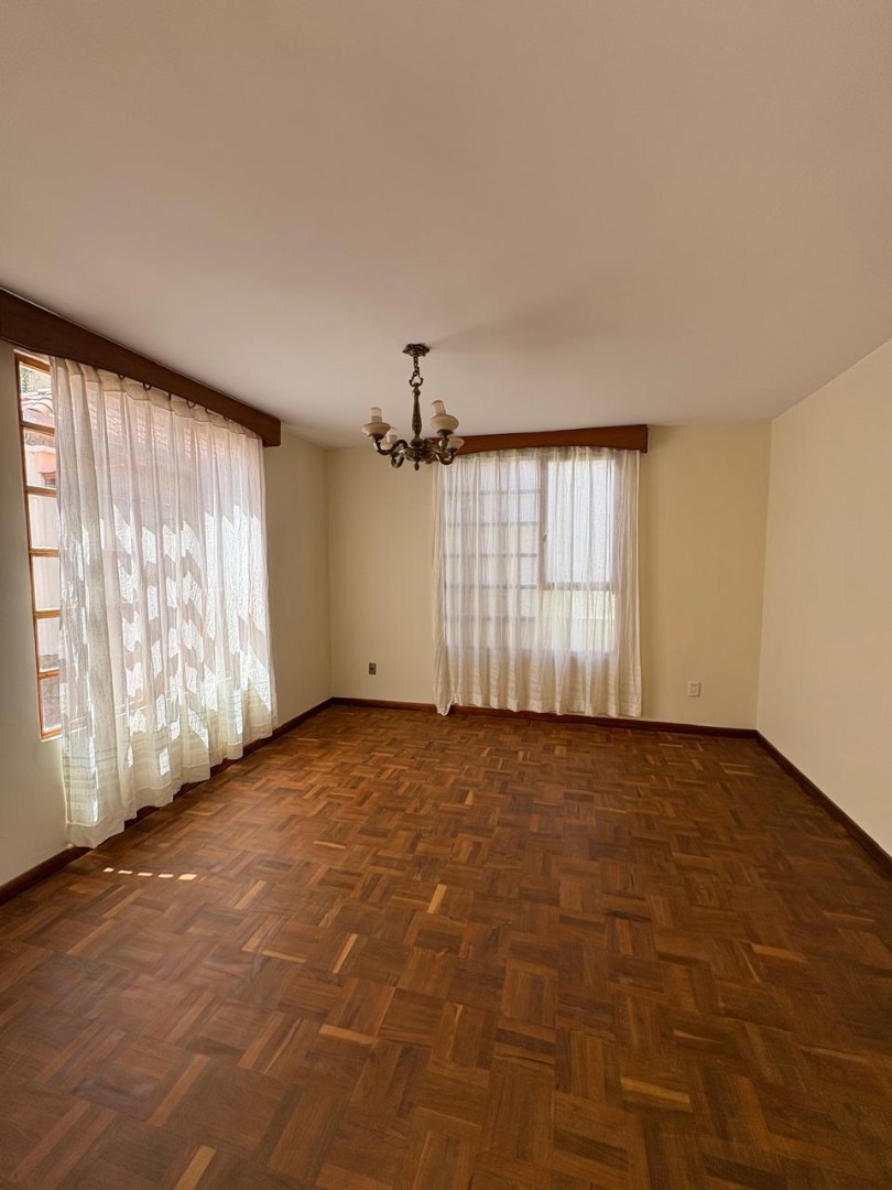 Casa en AlquilerBonita Casa en Alquiler
3 dormitorios, Achumani Foto 3