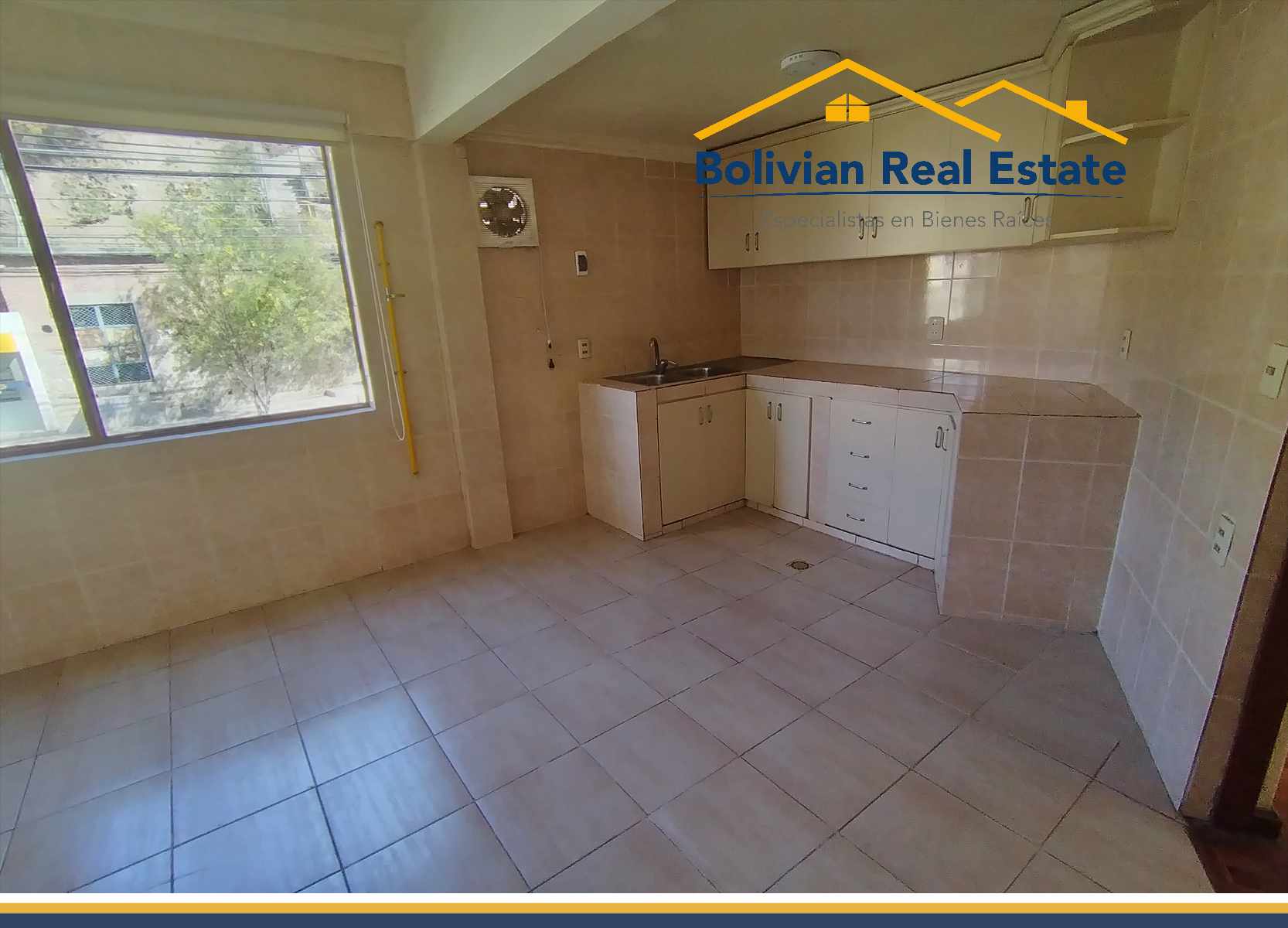 Departamento en VentaSEGUENCOMA AV. HUGO ERNEST FRENTE COLEGIO SAN IGNACIO 3 dormitorios 2 baños  Foto 3