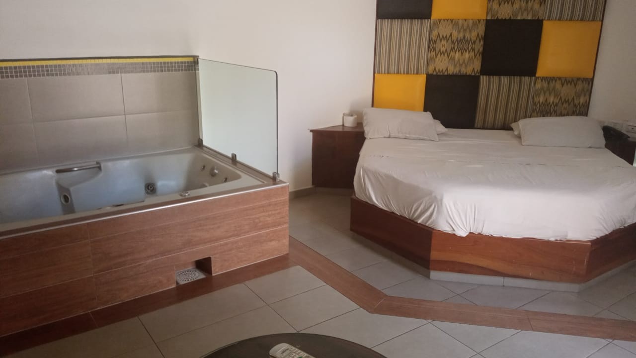 Edificio en Entre 6to y 7mo anillo Norte en Santa Cruz de la Sierra 35 dormitorios 37 baños 35 parqueos Foto 12