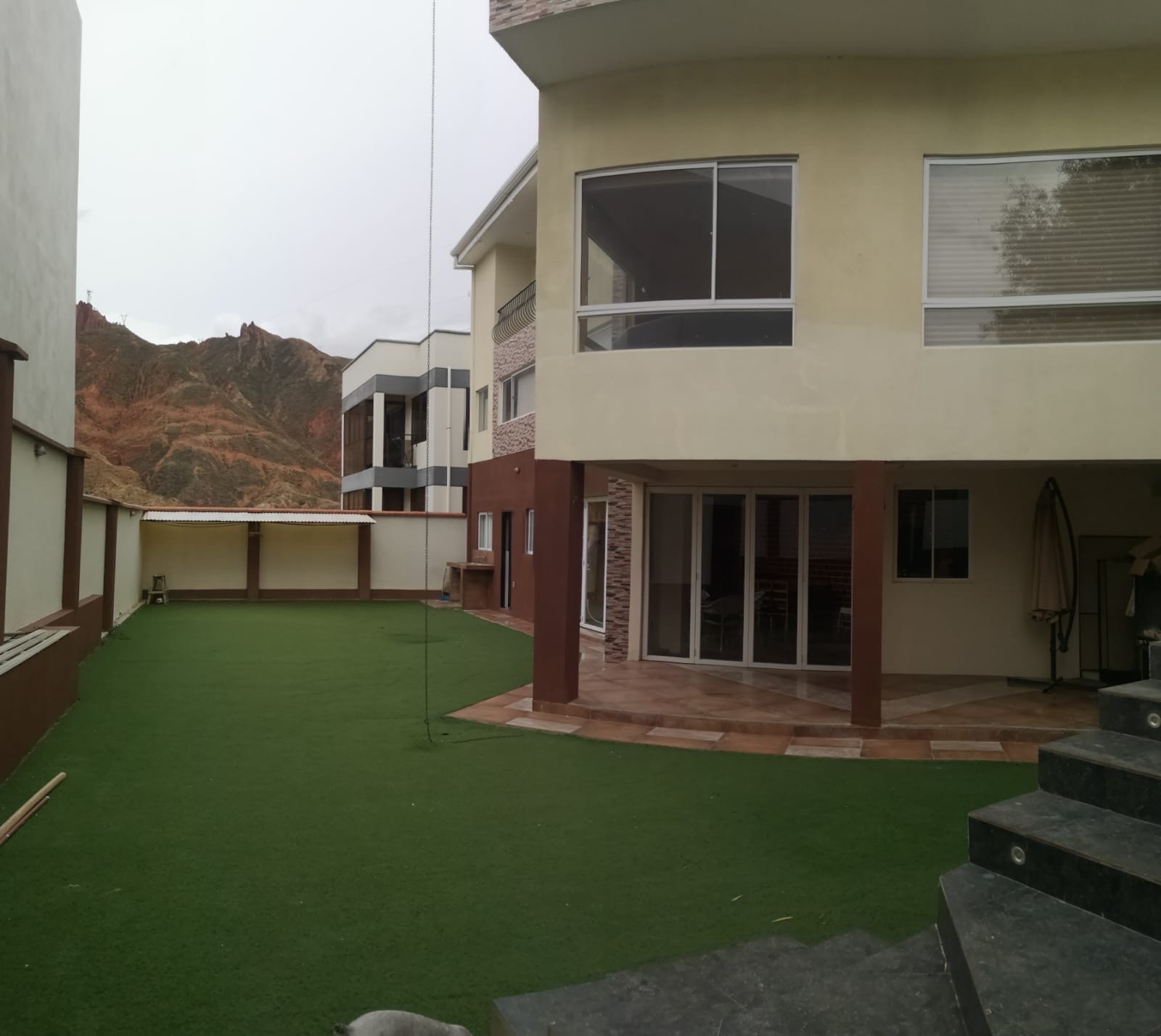 Casa en Mallasa en La Paz 4 dormitorios 5 baños 3 parqueos Foto 2