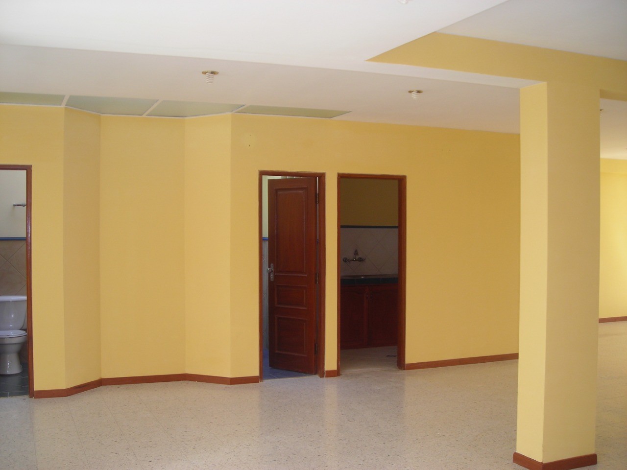 Edificio en AlquilerCiudad Satelite, avenida del Policia entre calles Escalon Aguero y Diego de Portugal. 1 dormitorios 2 baños  Foto 3