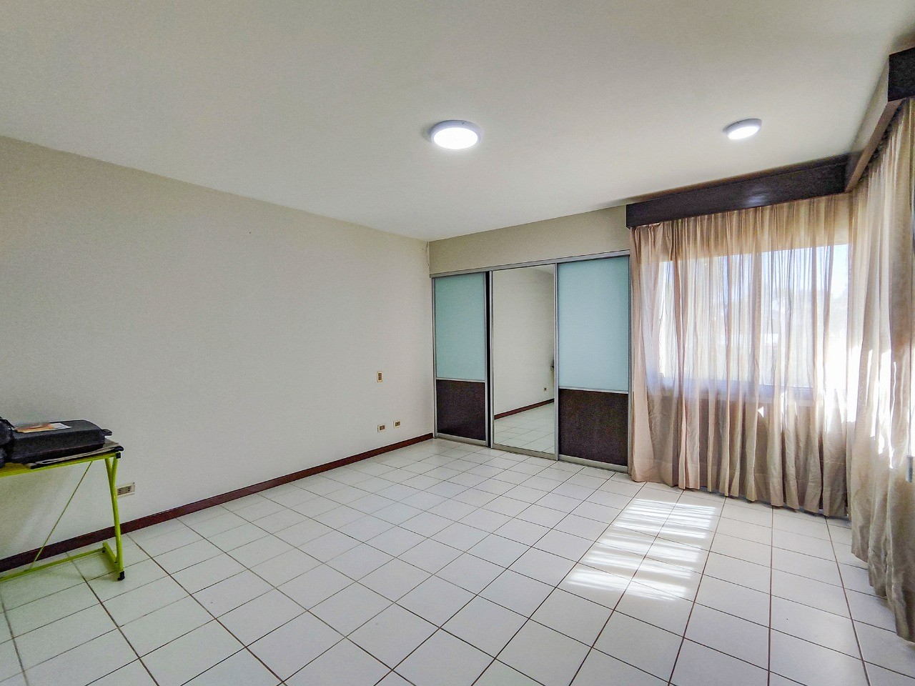 Casa en AlquilerCond. La Hacienda I, 5to. Anillo entre Av. Banzer y Av. Beni 4 dormitorios 3 baños 1 parqueos Foto 5
