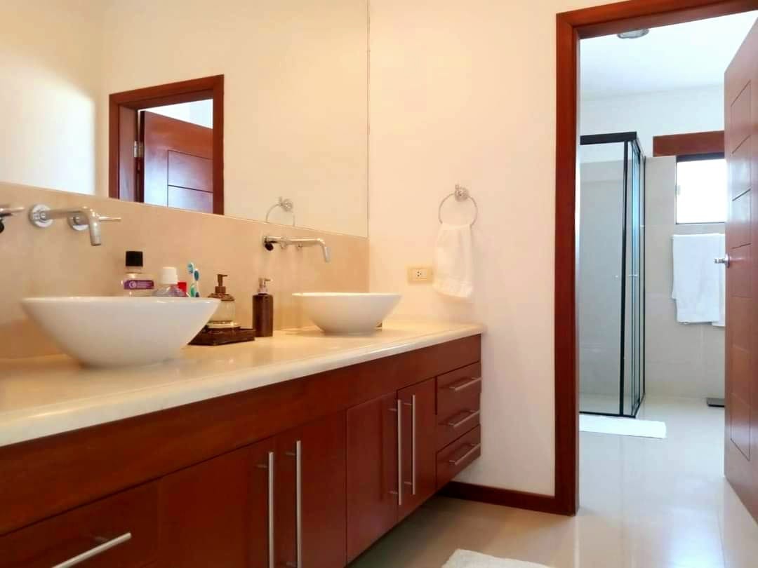 Casa en AlquilerAv  pirai 4to anillo 
Bellísima CASA AMOBLADA  de 4 DORMITORIOS  4 dormitorios 6 baños 2 parqueos Foto 20