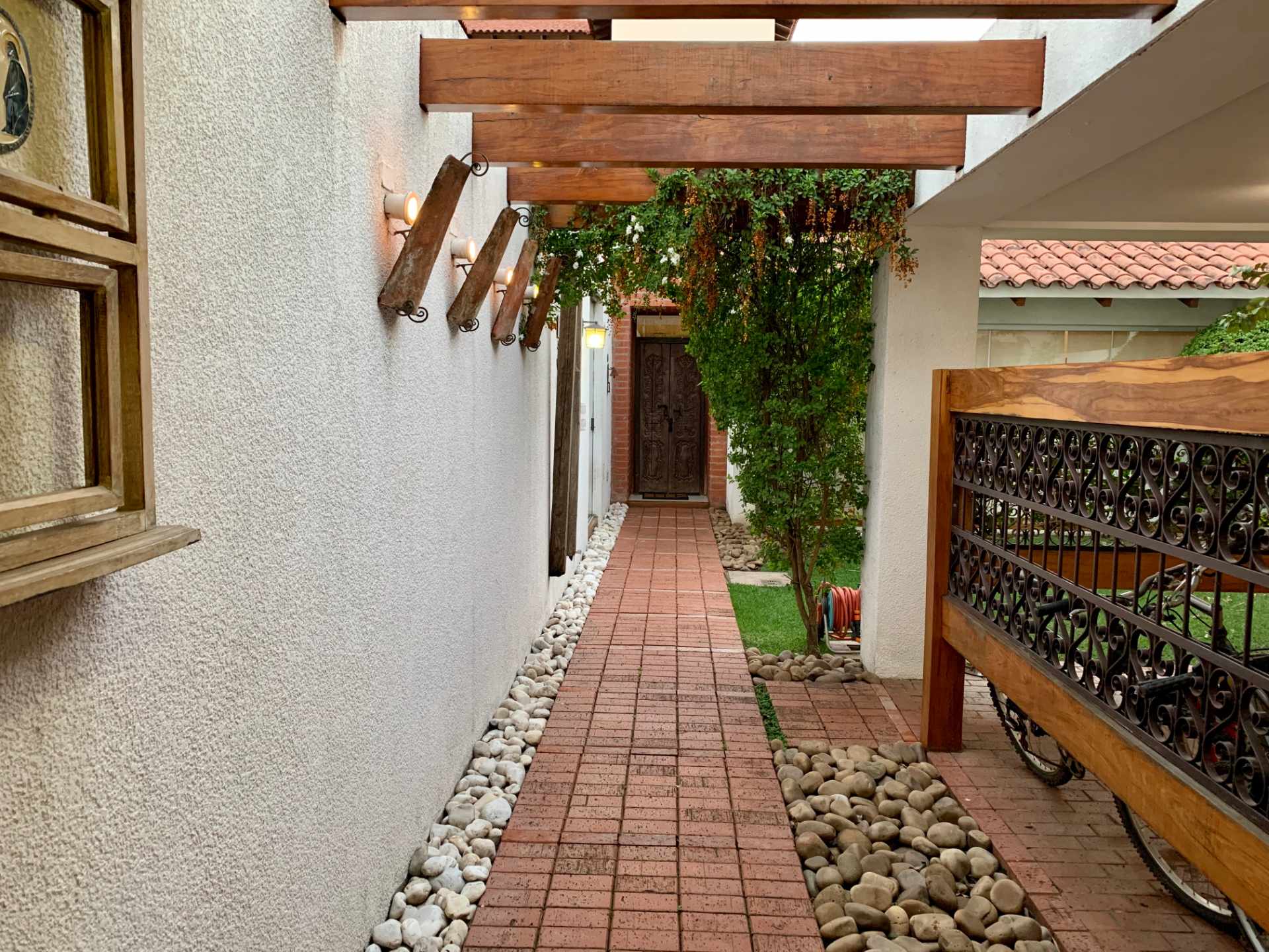 Casa en Las Palmas en Santa Cruz de la Sierra 3 dormitorios 4 baños 2 parqueos Foto 3