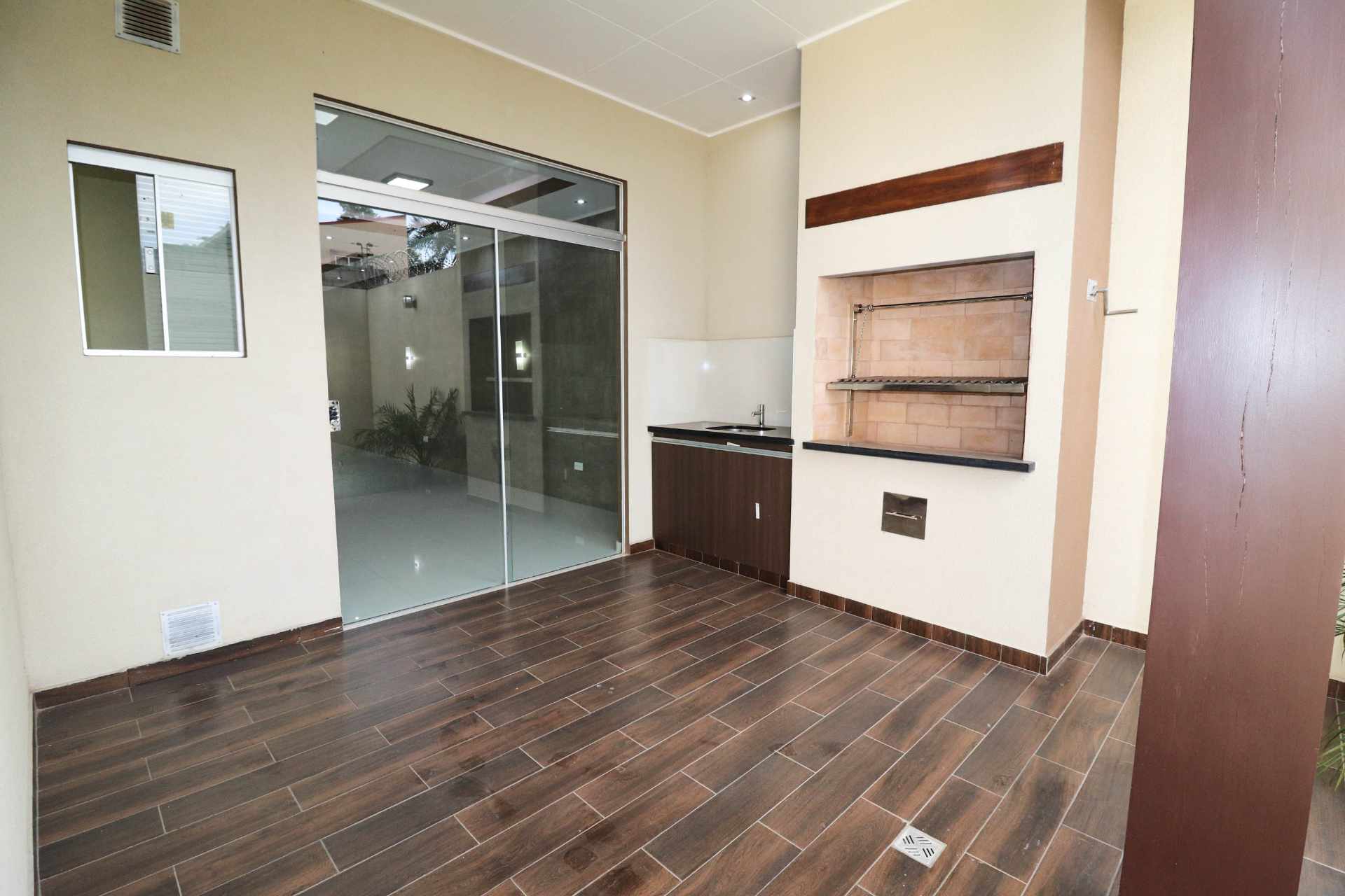 Casa en Entre 7mo y 8vo anillo Sur en Santa Cruz de la Sierra 4 dormitorios 3 baños 2 parqueos Foto 12