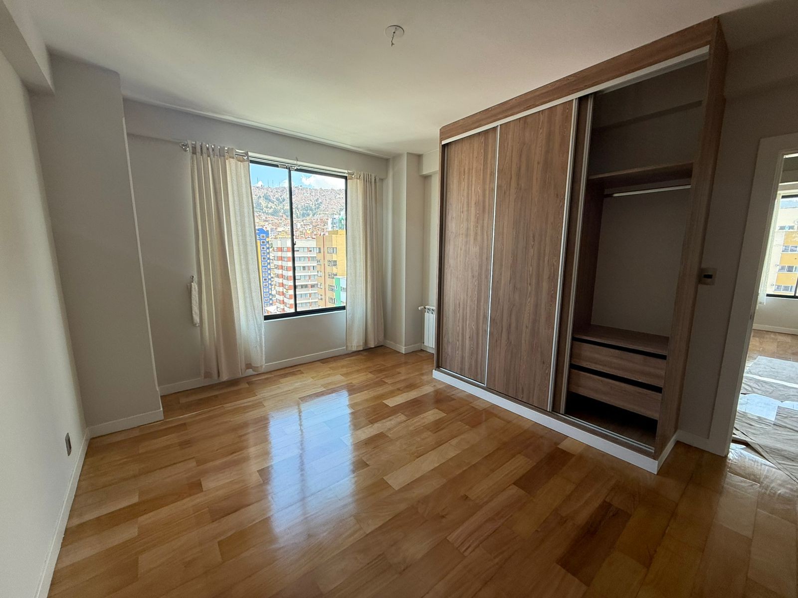 Departamento en VentaCalle Fernando Guachalla, entre 20 de octubre y 6 de agosto 3 dormitorios 2 baños 1 parqueos Foto 5