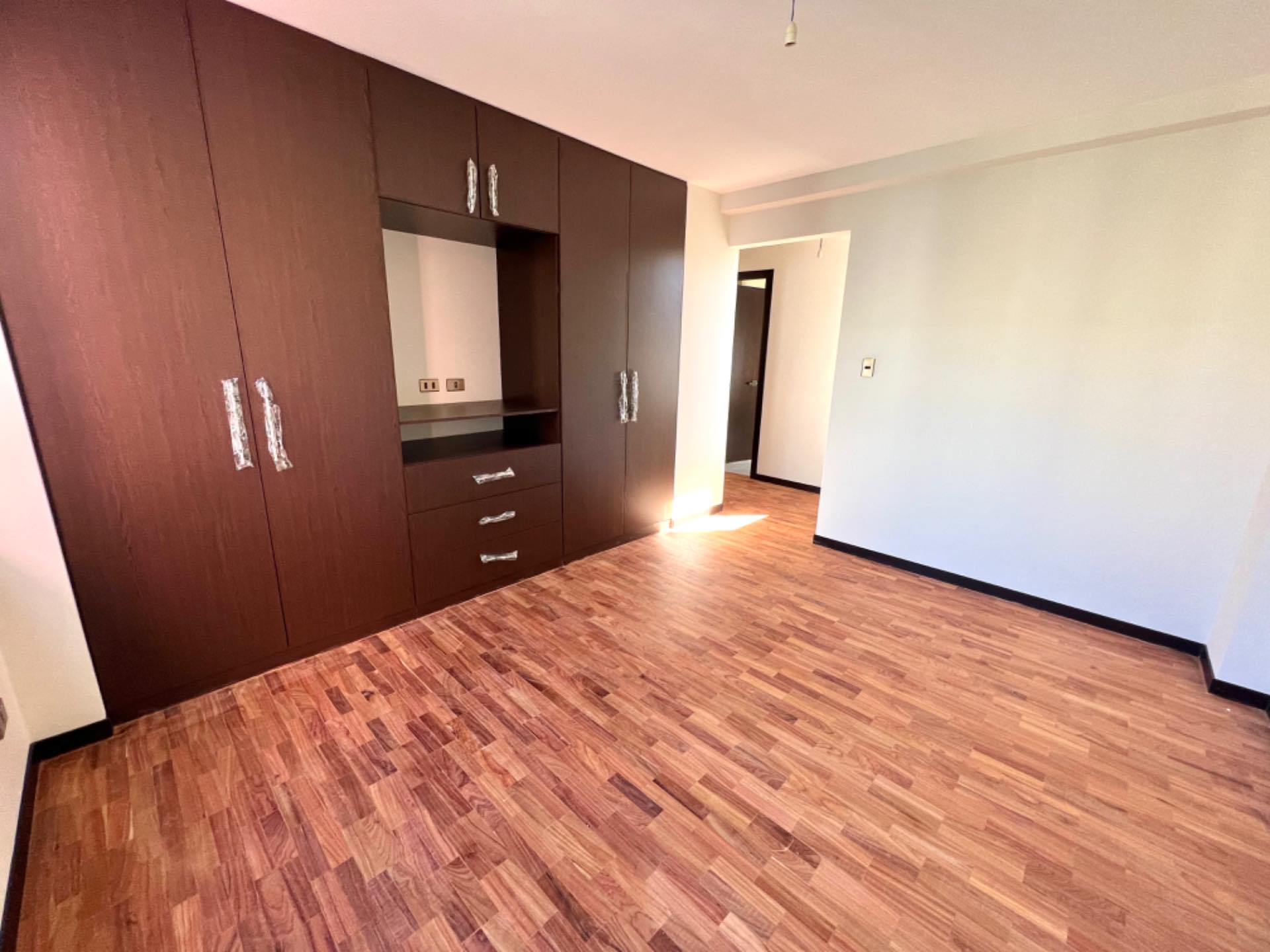 Departamento en Los Pinos en La Paz 3 dormitorios 3 baños 1 parqueos Foto 3