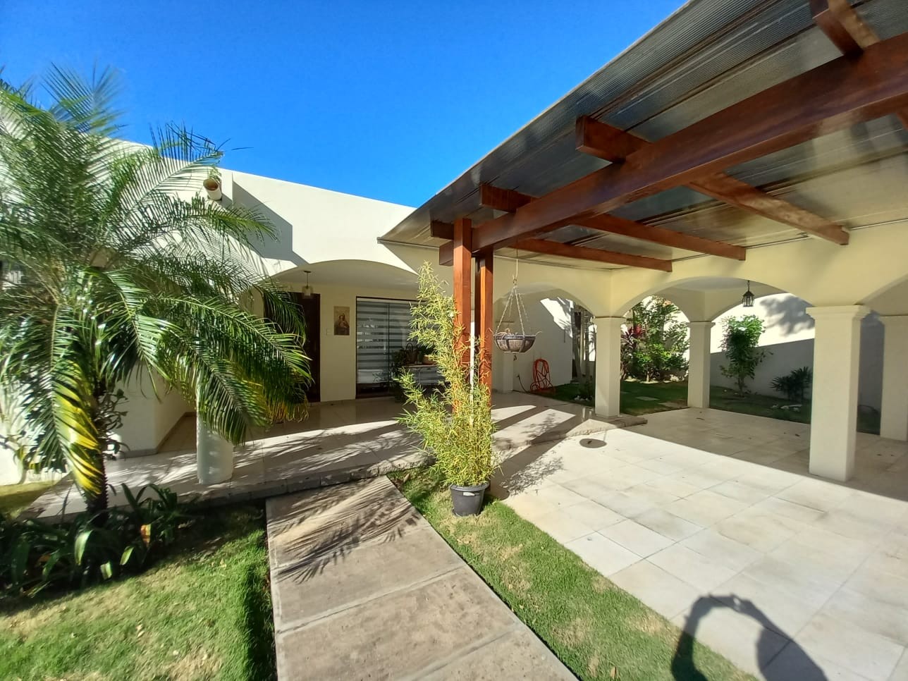 Casa en Alquiler5to. anillo Beni y Banzer 4 dormitorios 4 baños 2 parqueos Foto 1