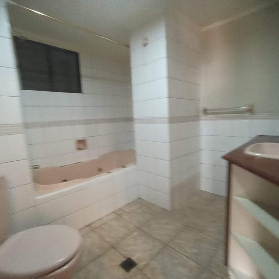 Departamento en Obrajes en La Paz 3 dormitorios 4 baños 1 parqueos Foto 2