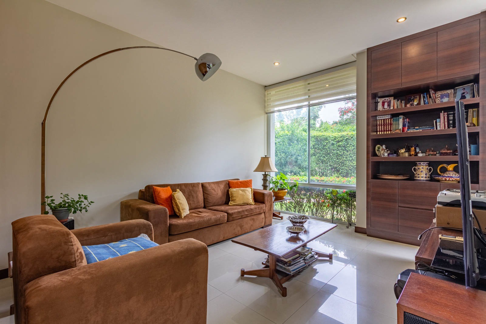 Casa URUBO CONDOMINIO JARDINES DEL URUBO 1
HERMOSA Y ELEGANTE AMOBLADA CASA EN ALQUILER !!!!
CON 4 HABITACIONES SUITE  Foto 9