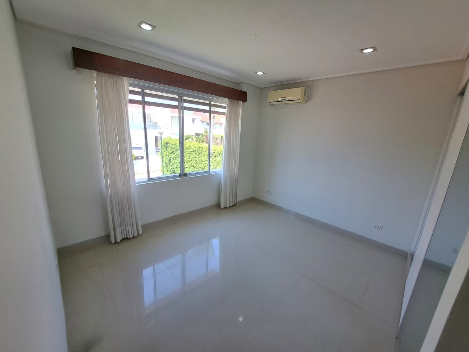 Casa en Urubó en Santa Cruz de la Sierra 5 dormitorios 5 baños 2 parqueos Foto 19