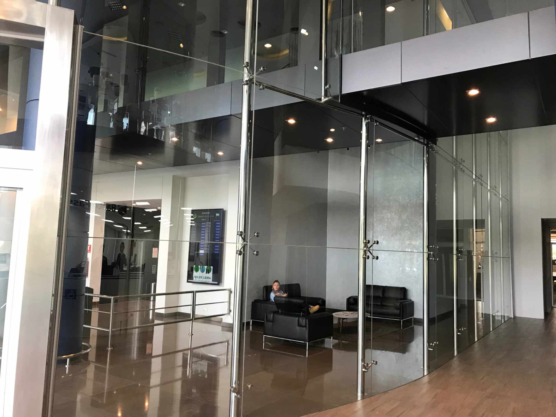Oficina en AlquilerUrubó Business Center piso 5, en la entrada del Urubó, lado del hotel Radisson. 4 dormitorios 2 baños 2 parqueos Foto 1