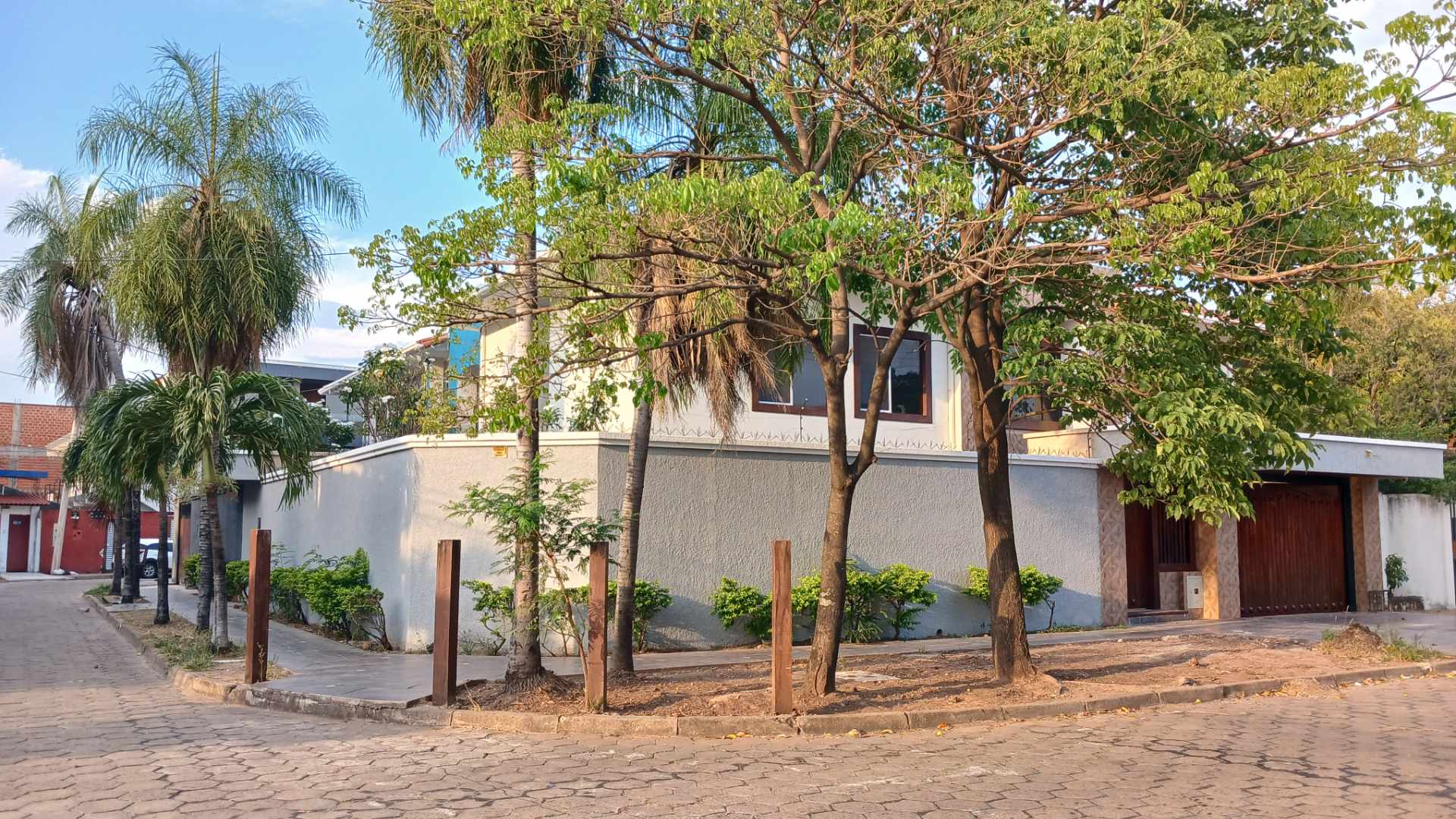 Casa en Alquiler📍 Barrio Hamacas, entre 3er y 4º anillo – Esquina comercial 4 dormitorios 4 baños 2 parqueos Foto 2