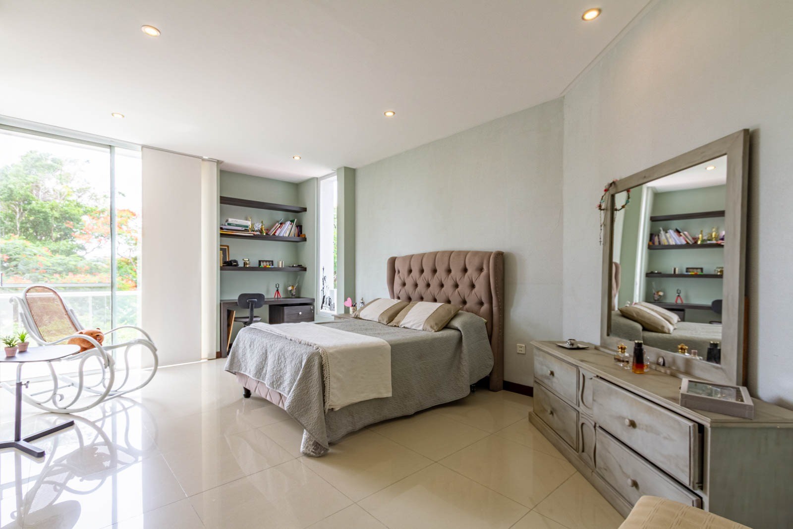 Casa URUBO CONDOMINIO JARDINES DEL URUBO 1
HERMOSA Y ELEGANTE AMOBLADA CASA EN ALQUILER !!!!
CON 4 HABITACIONES SUITE  Foto 26