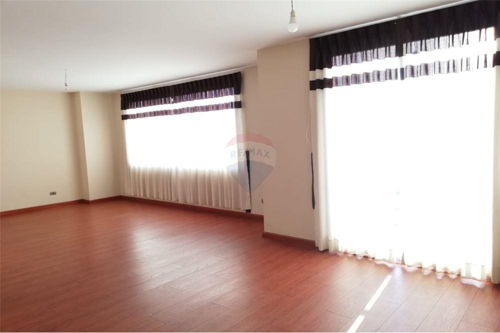 Departamento en Alquiler839 Av. America Este entre Melchor Urquidi y Av. Pando - Edificio Torres América Norte 3 dormitorios 2 baños 1 parqueos Foto 2