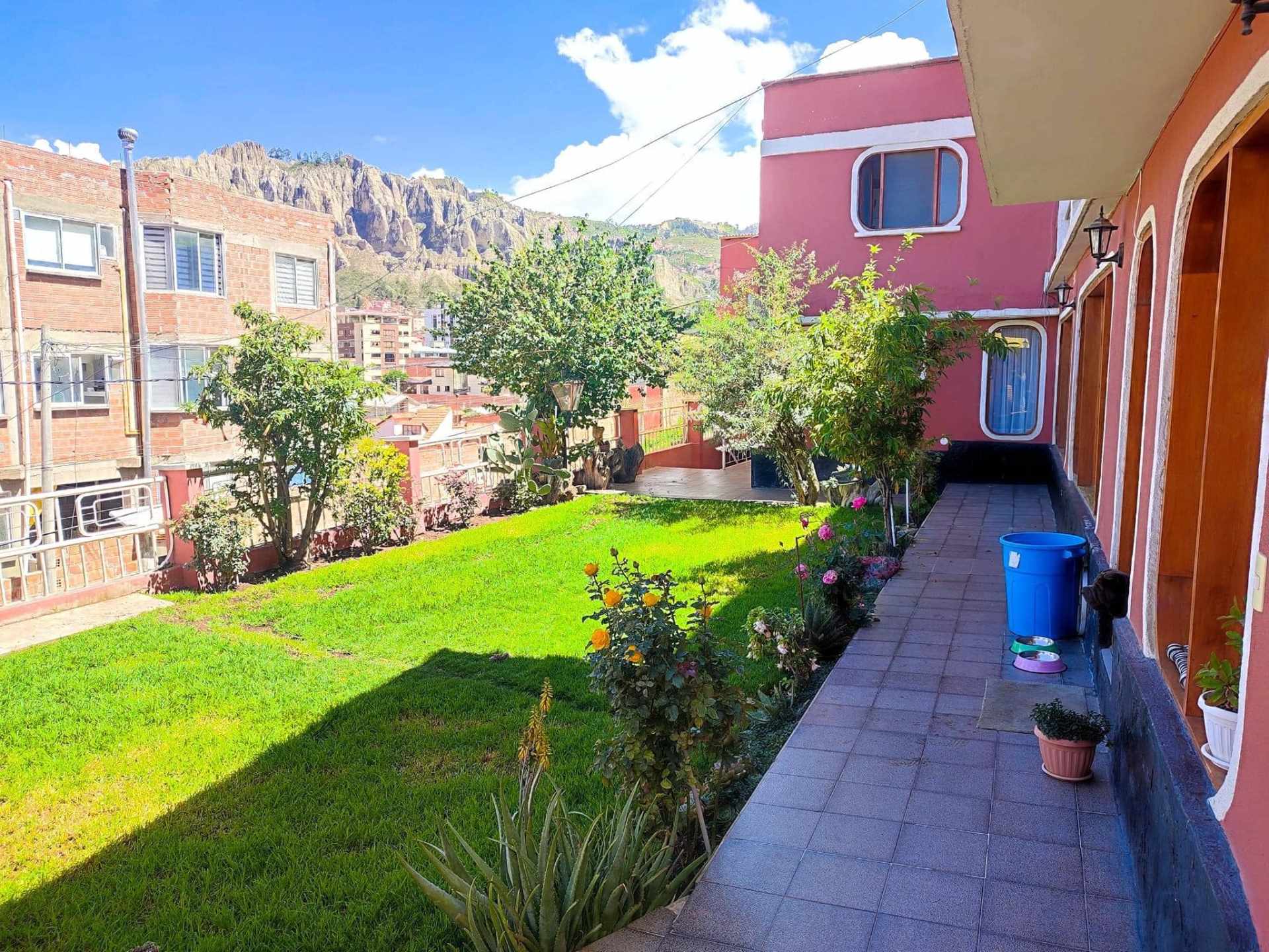 Casa en Irpavi en La Paz 6 dormitorios 5 baños 1 parqueos Foto 2