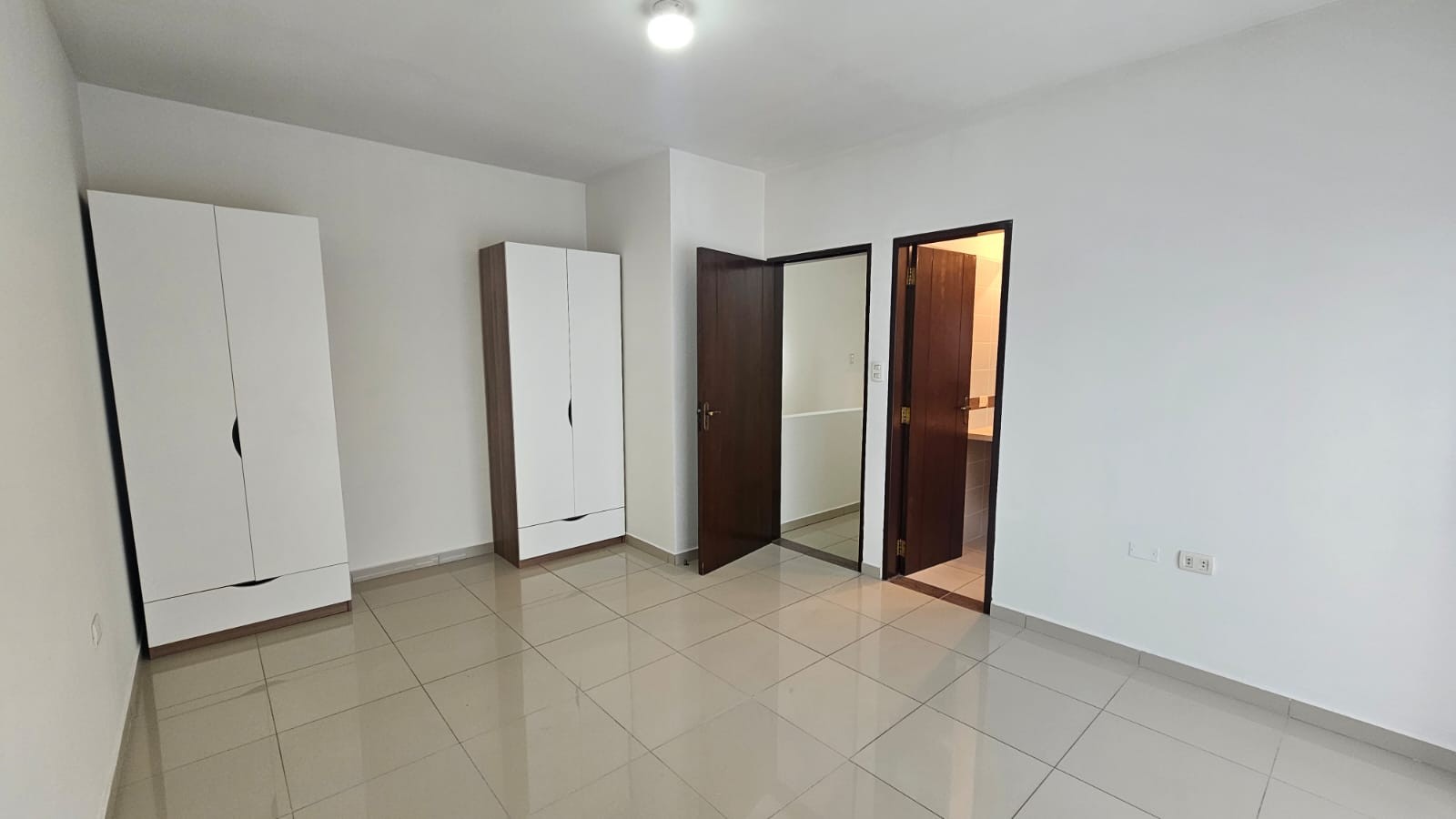 Casa en AlquilerEn el Urubo alquilo hermosa casa de 2 pisos de 3 dormitorios  3 dormitorios 4 baños 2 parqueos Foto 4