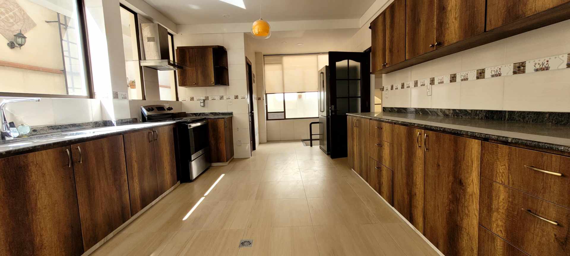 Casa en Alquiler
Hermosa y moderna casa en  alquiler en Achumani 3 dormitorios 4 baños 3 parqueos Foto 2