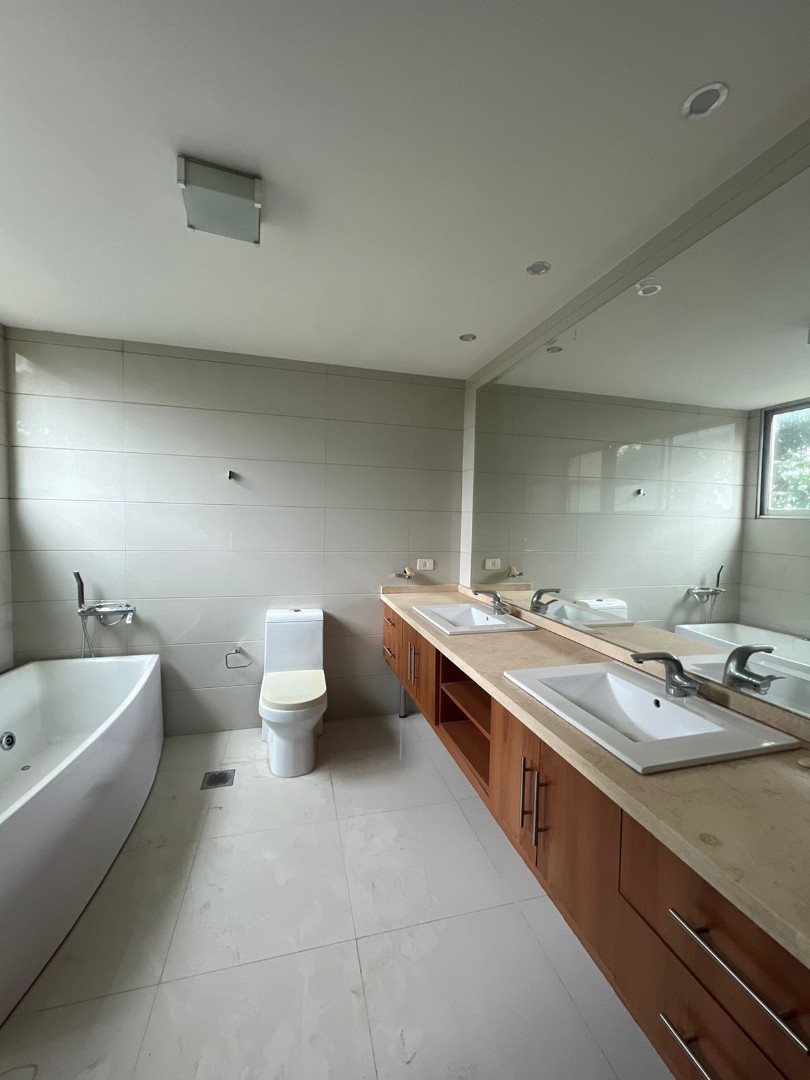 Departamento en VentaEn Venta Exclusivo Penthouse de 247 m2 en Condominio Tarumá 4 dormitorios 4 baños 2 parqueos Foto 3