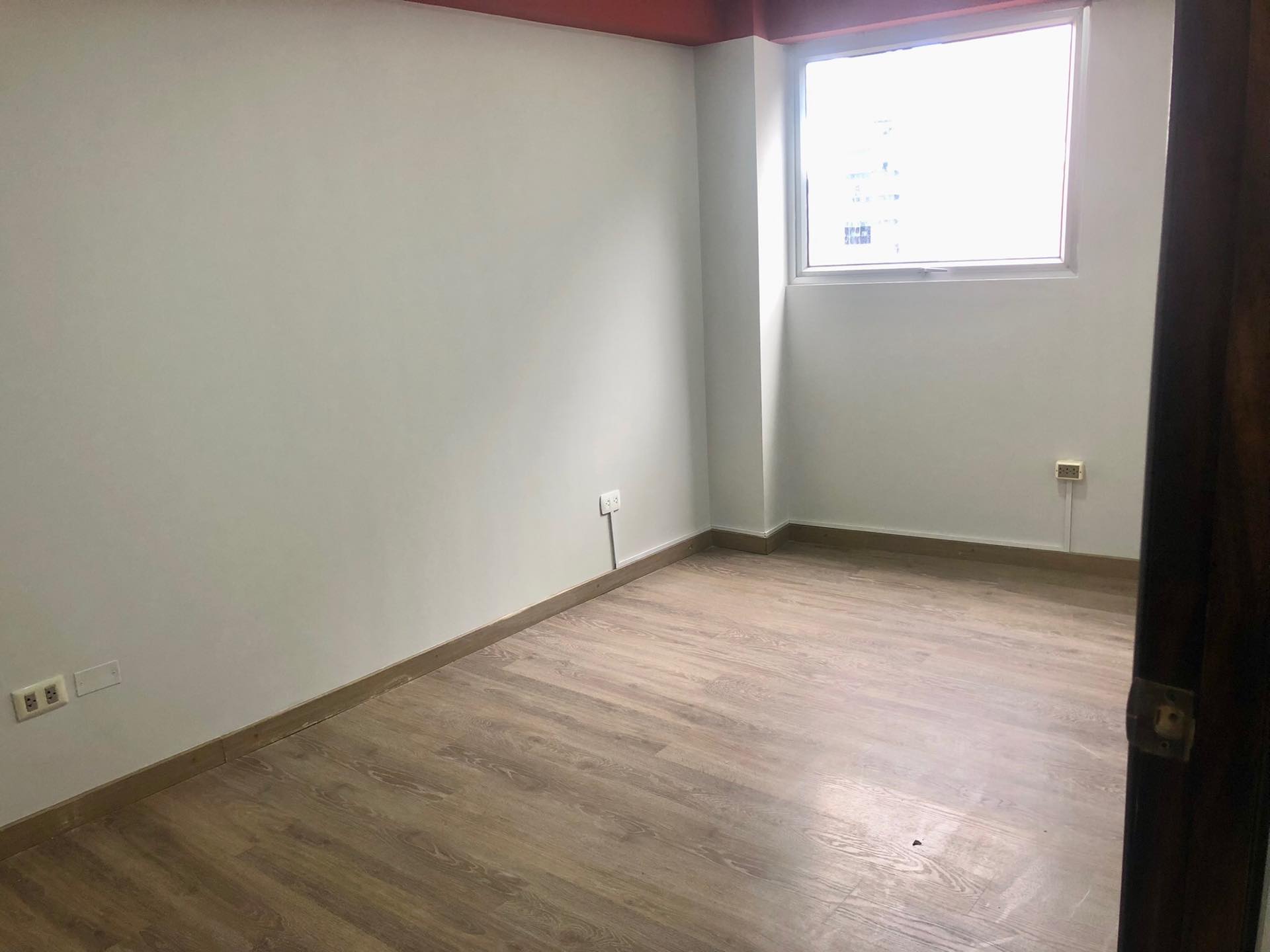 Oficina en AlquilerEXCELENTE UBICACION
ALQUILA ESTA OFICINA 3 dormitorios 1 baños 1 parqueos Foto 6