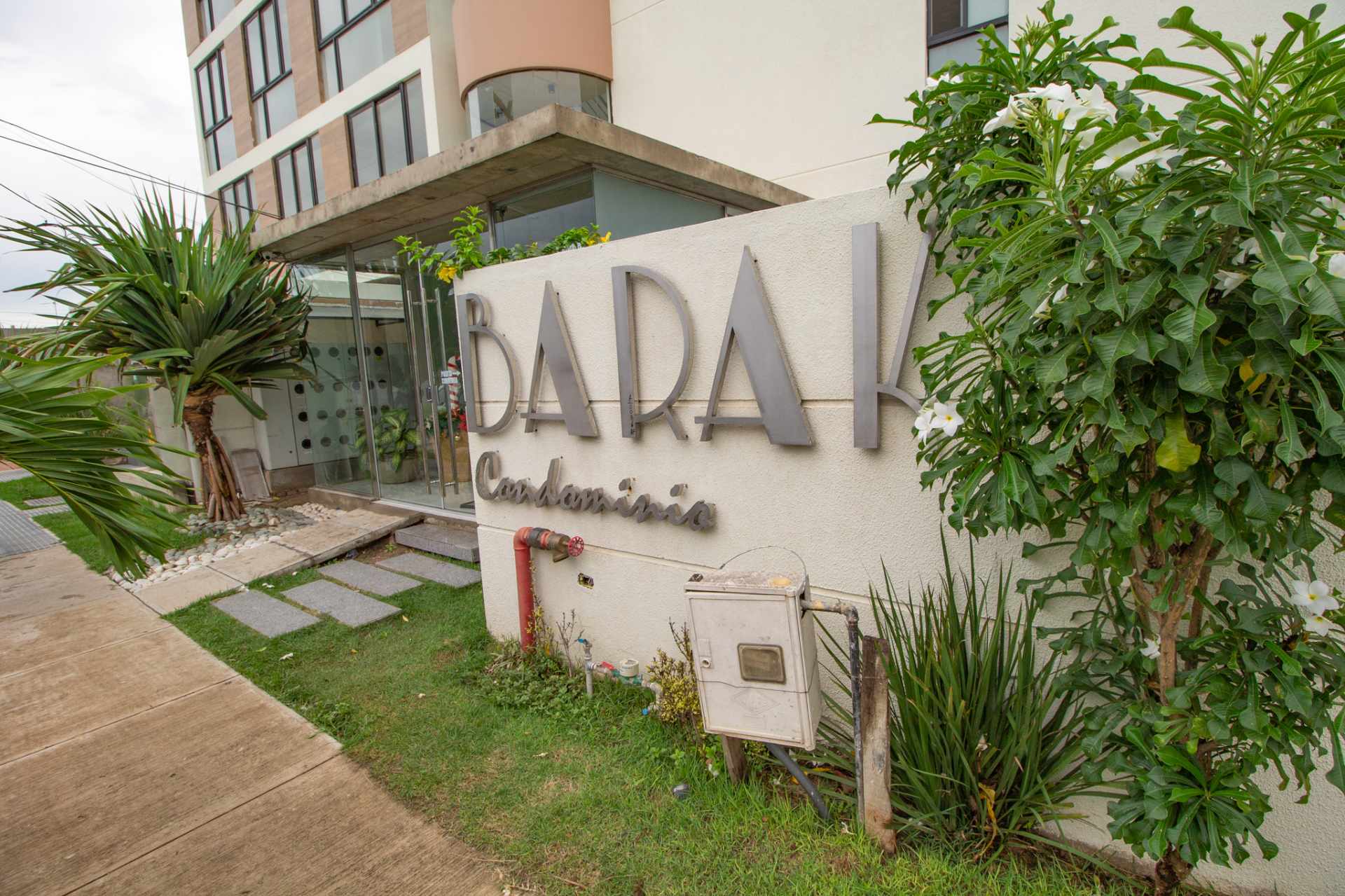 Departamento en VentaMonoambiente en Venta en el Condominio Barak Ubicado en la Zona Norte 5to anillo entre Av. Banzer y Beni 1 dormitorios 1 baños 1 parqueos Foto 2