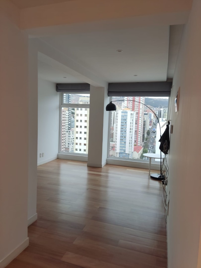 Departamento en AlquilerAv. 6 de agosto y esquina belisario salina, edif Carlos David Foto 15