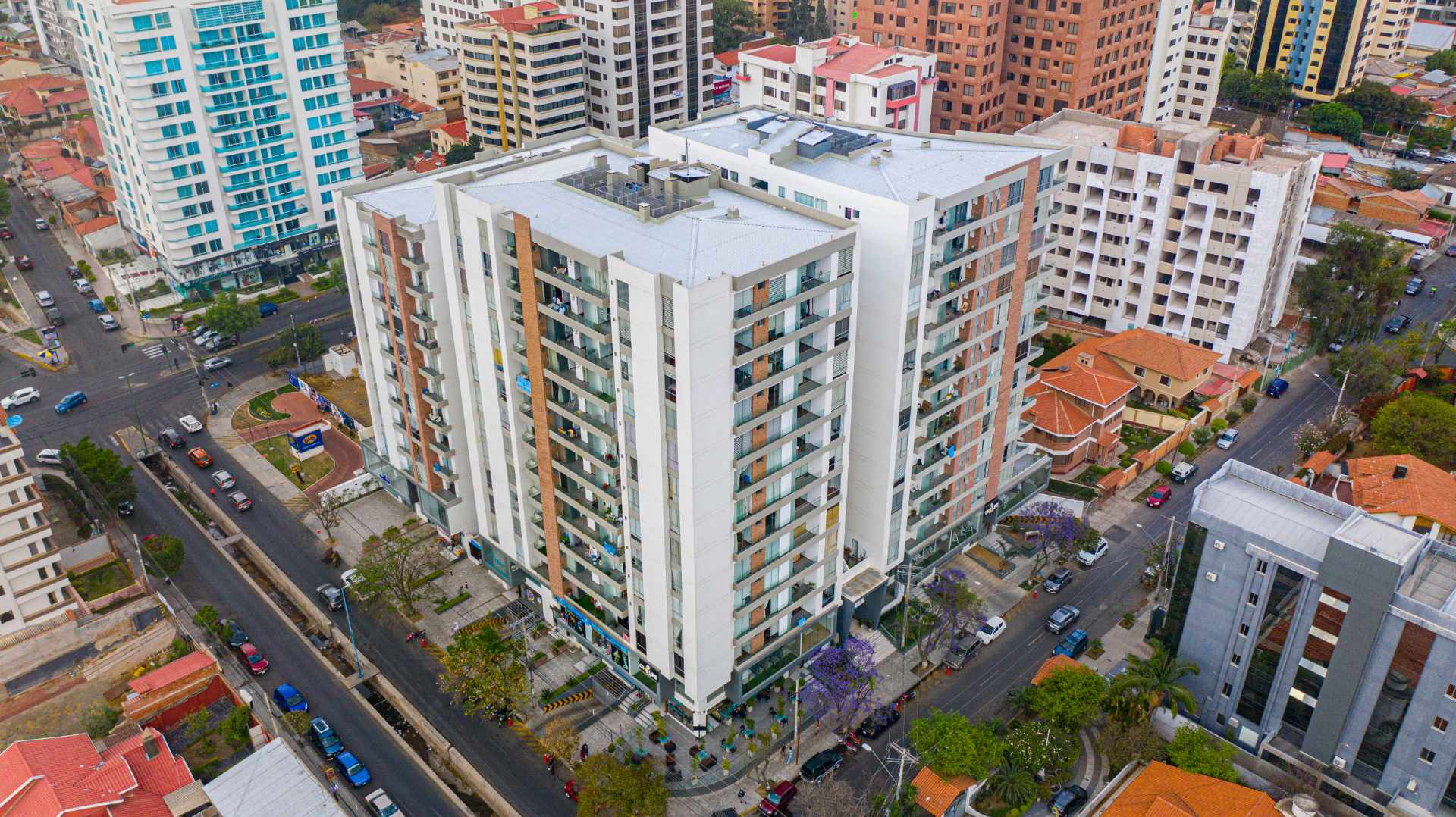 Departamento en AnticréticoCalle Buenos Aires y Av. Villarroel, Edif. Torre Ventura 3 dormitorios 3 baños 1 parqueos Foto 1