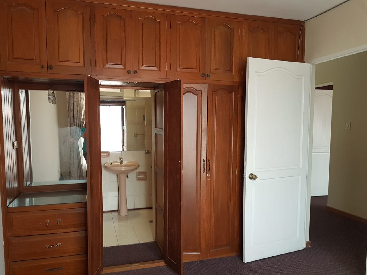 Casa Avenida Atahuallpa frente al segundo tanque de semapa Foto 12