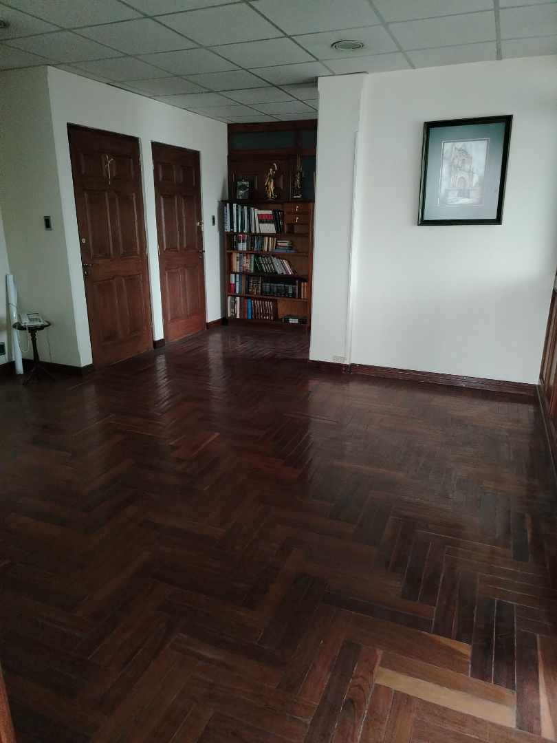 Oficina Calacoto a pasos de la Av. Ballivian Foto 4