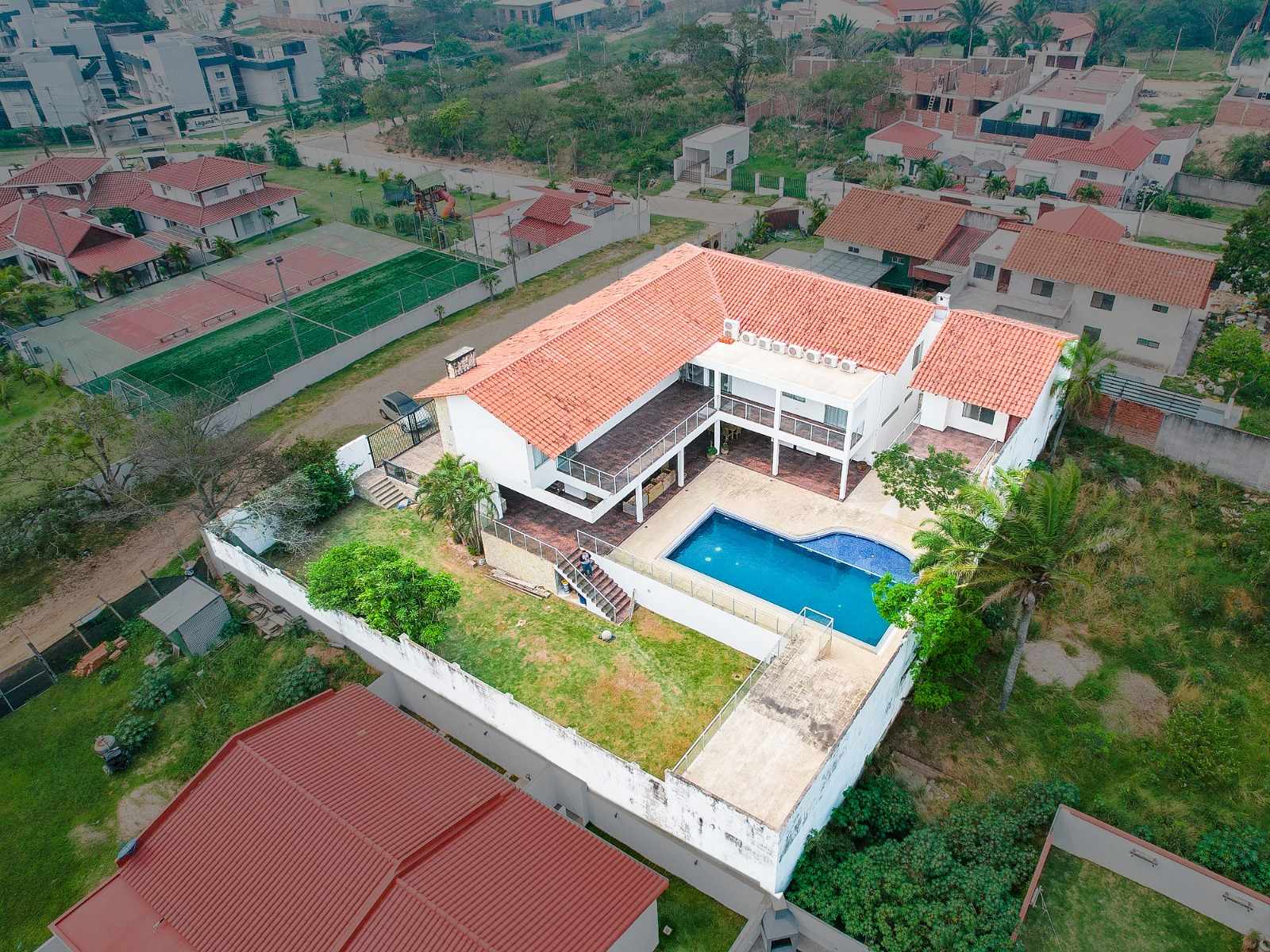 Casa en VentaHERMOSA CASA EN VILLA BONITA, CON UNA ESPECTACULAR PISCINA Y TODO LO QUE SOÑAS PARA TU FAMILIA 

 5 dormitorios 6 baños 3 parqueos Foto 6