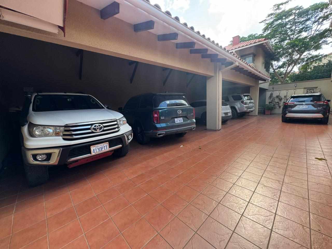 Casa en Entre 4to y 5to anillo Norte en Santa Cruz de la Sierra 3 dormitorios 3 baños 4 parqueos Foto 4