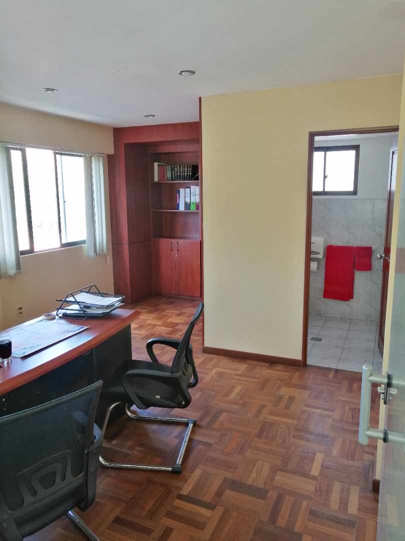 Oficina en Sopocachi en La Paz 4 dormitorios 2 baños 1 parqueos Foto 6