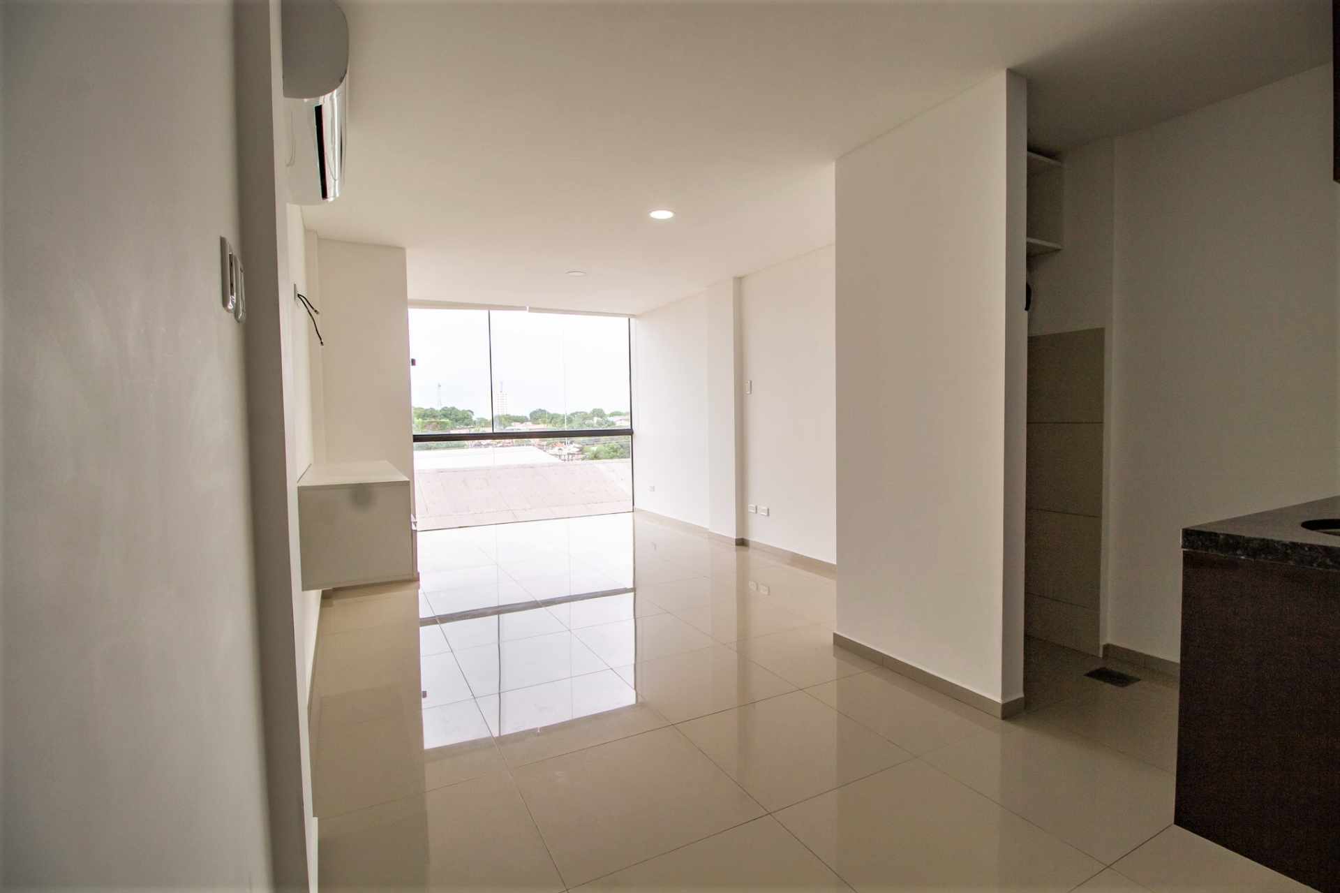Departamento en VentaMonoambiente en Venta en el Condominio Barak Ubicado en la Zona Norte 5to anillo entre Av. Banzer y Beni 1 dormitorios 1 baños 1 parqueos Foto 3