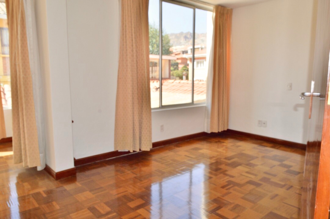 Casa CASA DE 5 DORMITORIOS EN ALQUILER, CALACOTO. PARA VIVIENDA Y OFICINA Foto 13