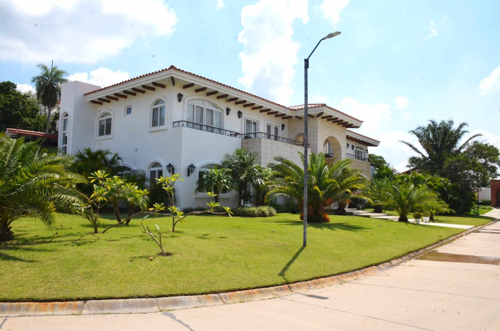 Casa en VentaCASA DE LUJO EN LA HACIENDA DEL URUBO  5 dormitorios 6 baños 3 parqueos Foto 2