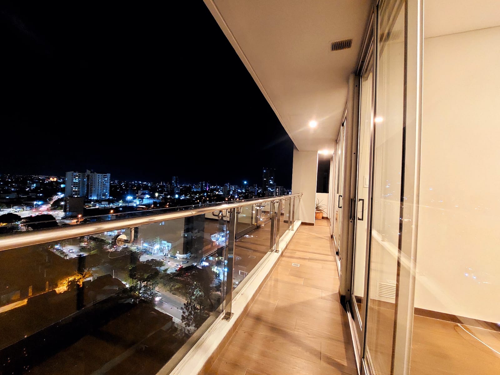 Departamento en AlquilerSobre avenida Alemana entre 2do y 3 anillo Foto 1