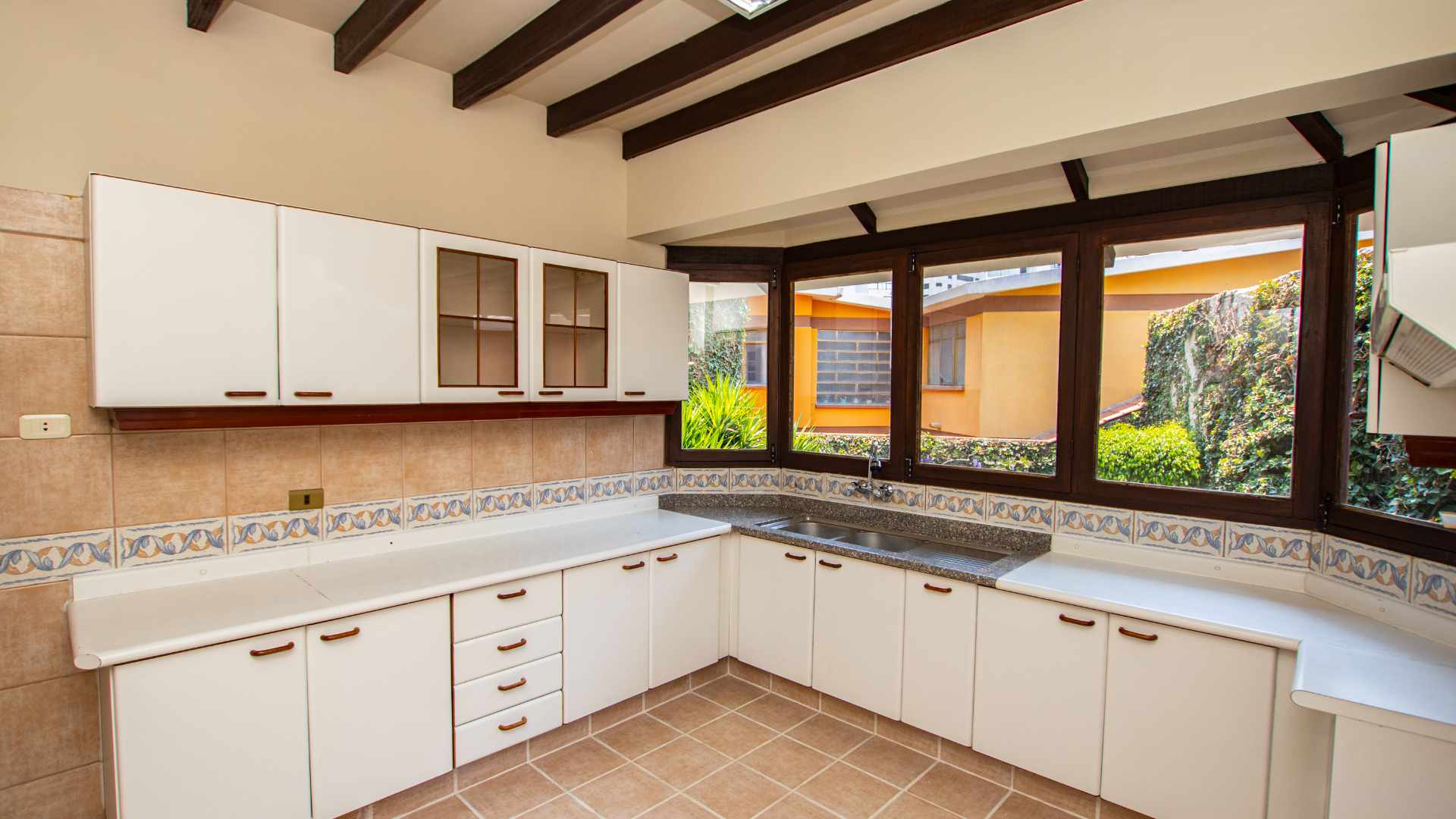 Casa en AlquilerAv. Salamanca - casi Plaza Constitución - Centro 7 dormitorios 2 baños  Foto 9