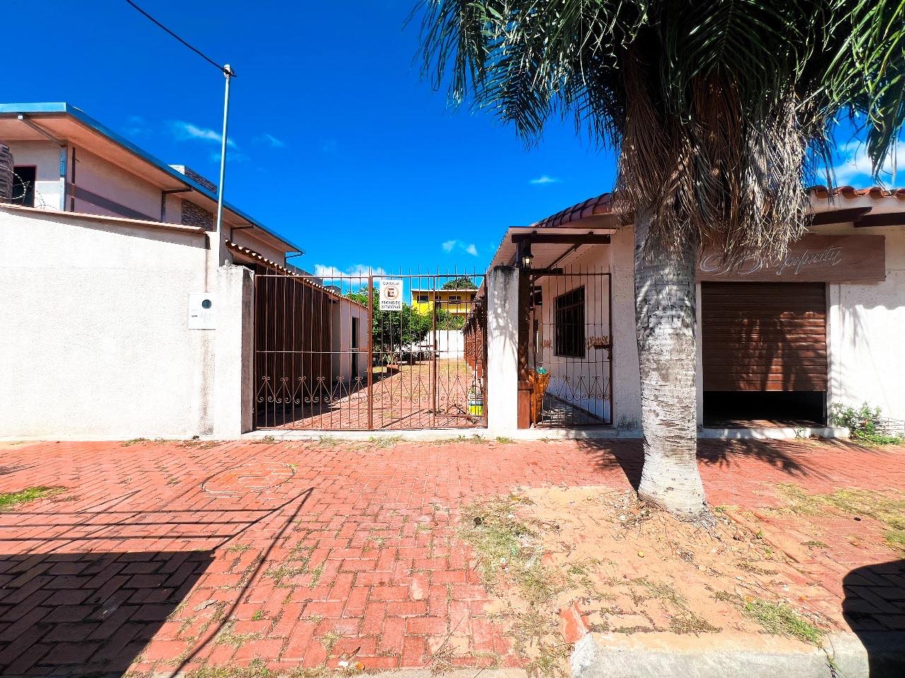 Local comercial en Villa 1ero de Mayo en Santa Cruz de la Sierra  3 baños  Foto 1