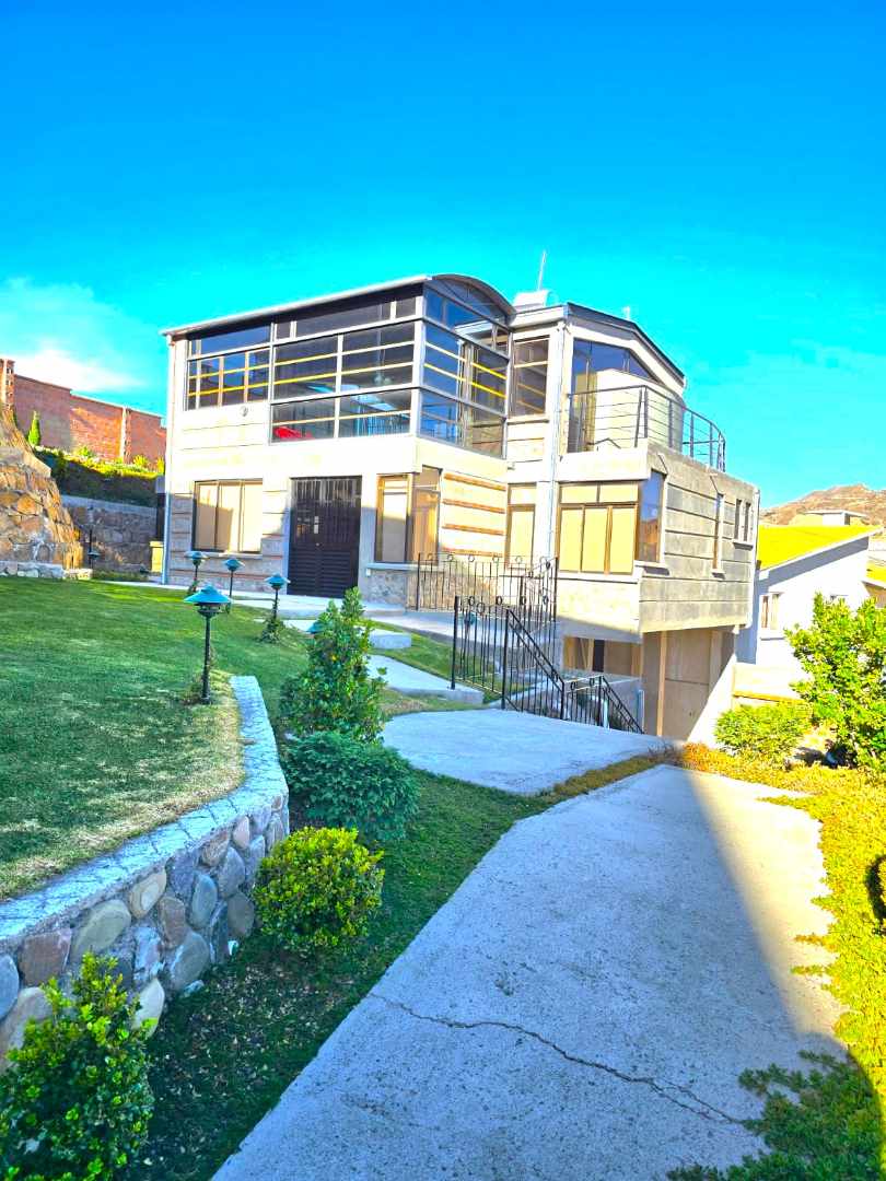 Casa en Achumani en La Paz 2 dormitorios 4 baños 2 parqueos Foto 1