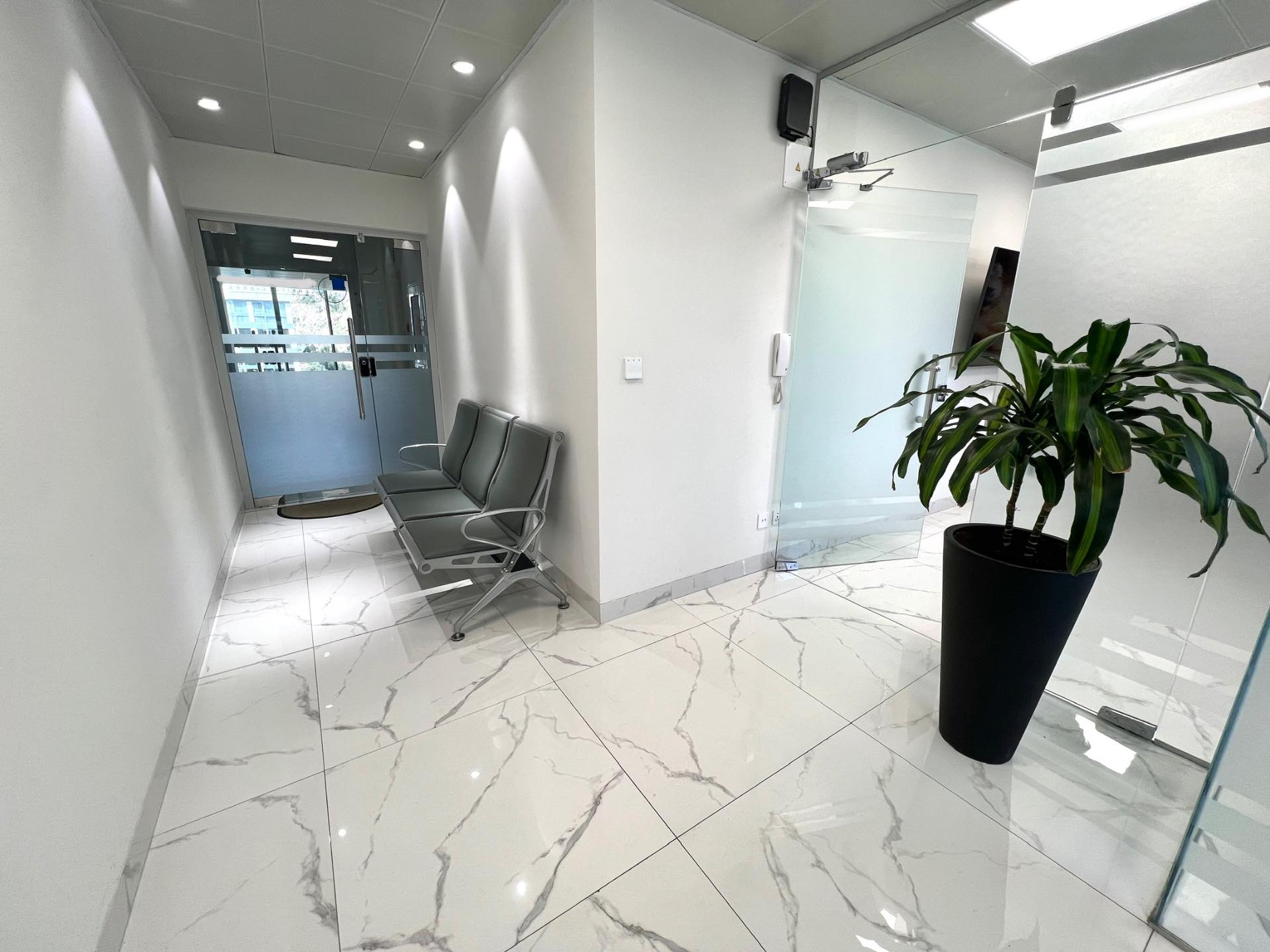 Oficina en Calacoto en La Paz 2 dormitorios 2 baños  Foto 12