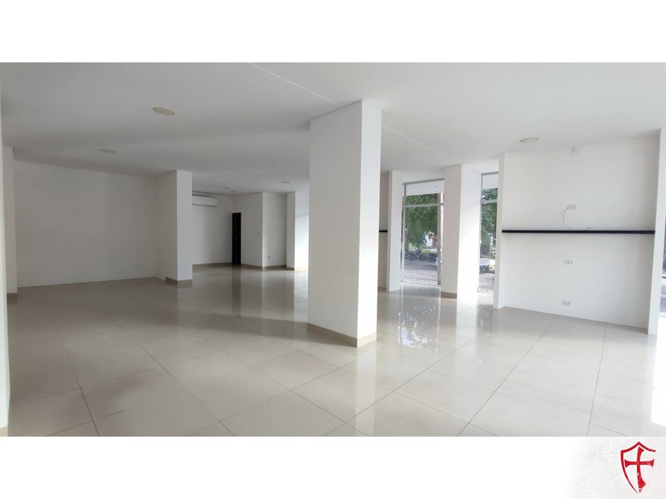 Local comercial Av busch y 2do anillo en plena esquina  Foto 9