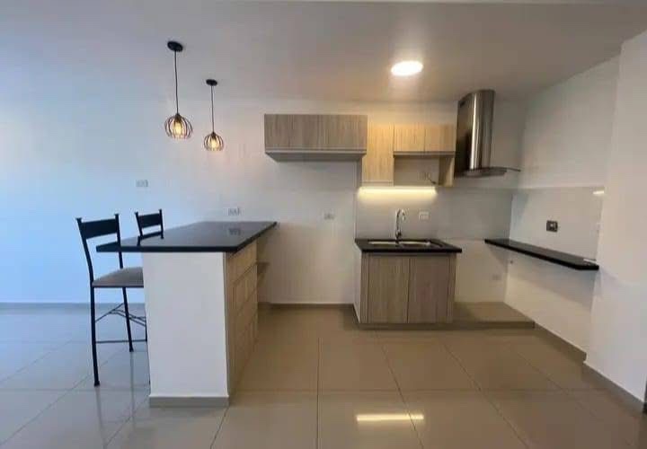 Departamento en AlquilerEntre 2do y 3er anillo, canal Isuto (A 3 minutos de EQUIPETROL) Foto 5