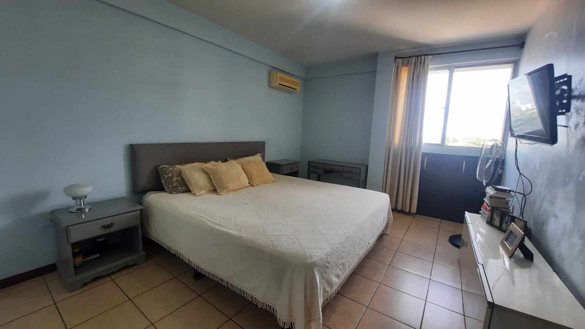 Departamento en Venta3ER ANILLO ENTRE AV. BANZER Y AV. BENI 3 dormitorios 4 baños 1 parqueos Foto 4