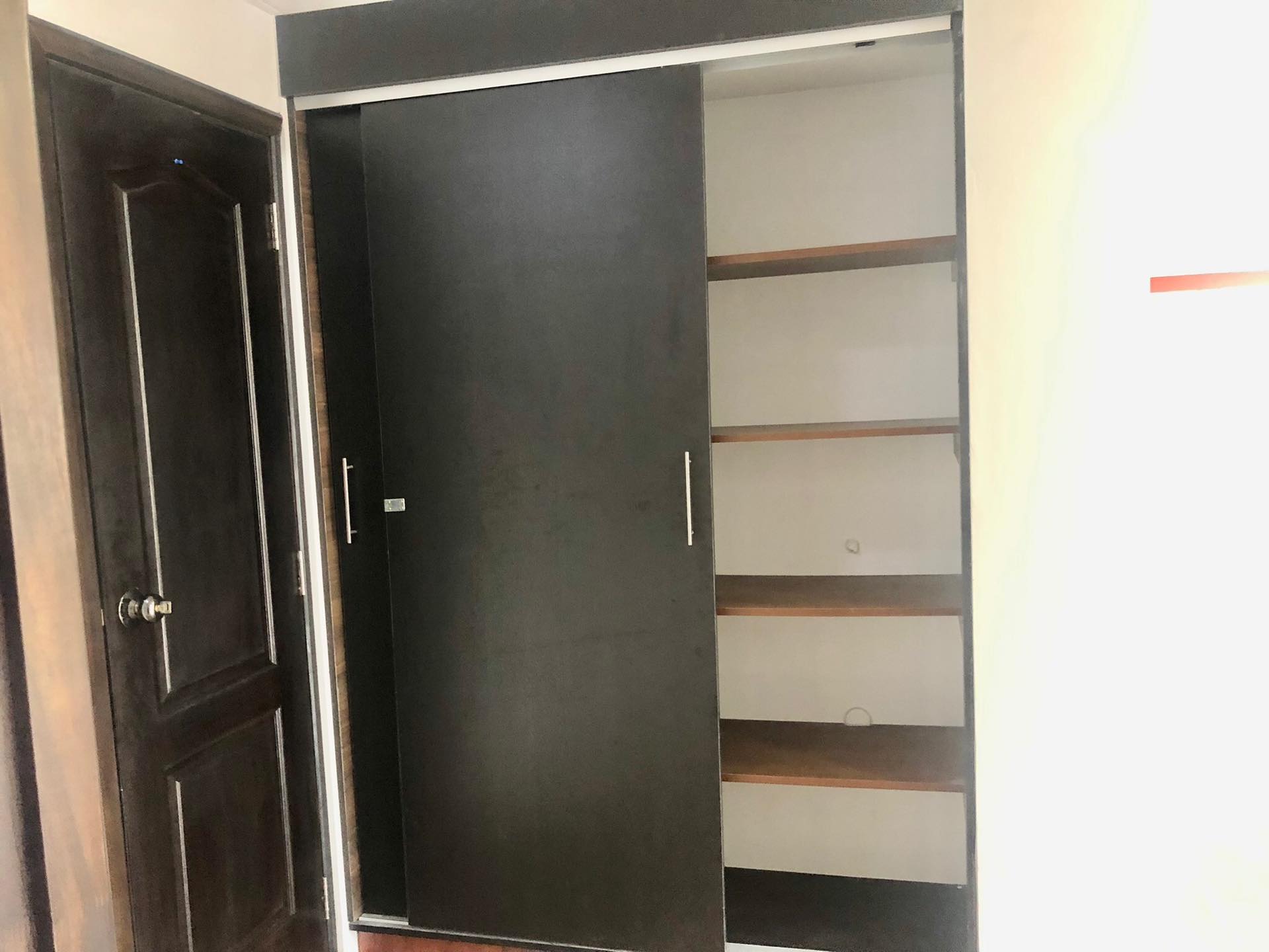 Oficina en AlquilerEXCELENTE UBICACION
ALQUILA ESTA OFICINA 3 dormitorios 1 baños 1 parqueos Foto 3