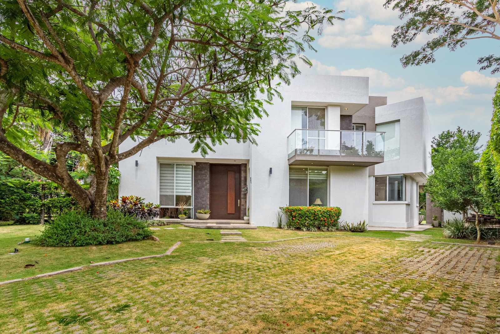 Casa URUBO CONDOMINIO JARDINES DEL URUBO 1
HERMOSA Y ELEGANTE AMOBLADA CASA EN ALQUILER !!!!
CON 4 HABITACIONES SUITE  Foto 3