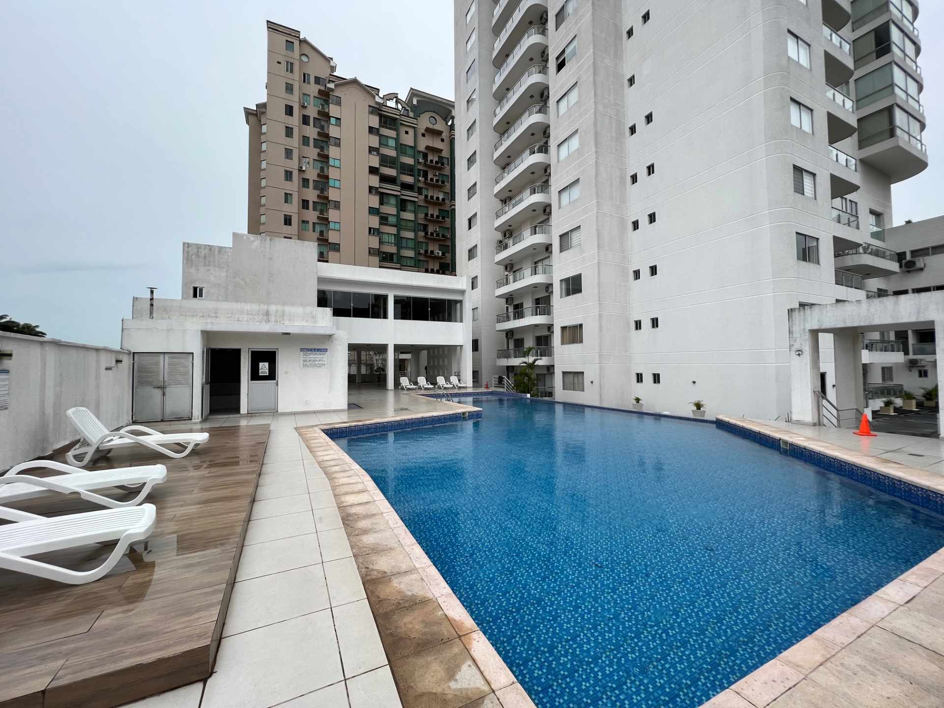 Departamento en AlquilerCondominio Punta del Este, C/Libertad y 2do. Anillo. Cerca de todo.  2 dormitorios 3 baños 1 parqueos Foto 14